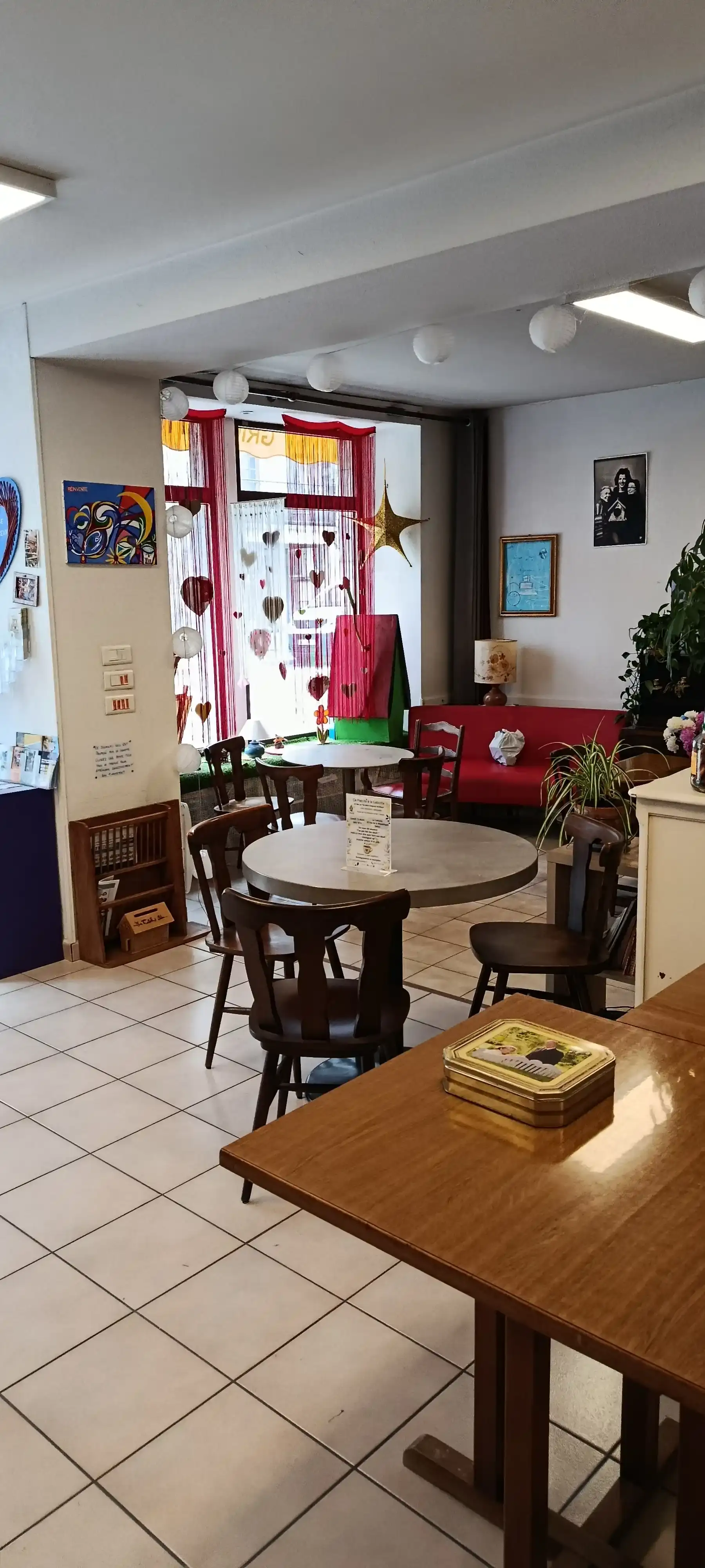 Salle chaleureuse du café associatif La Cabiotte