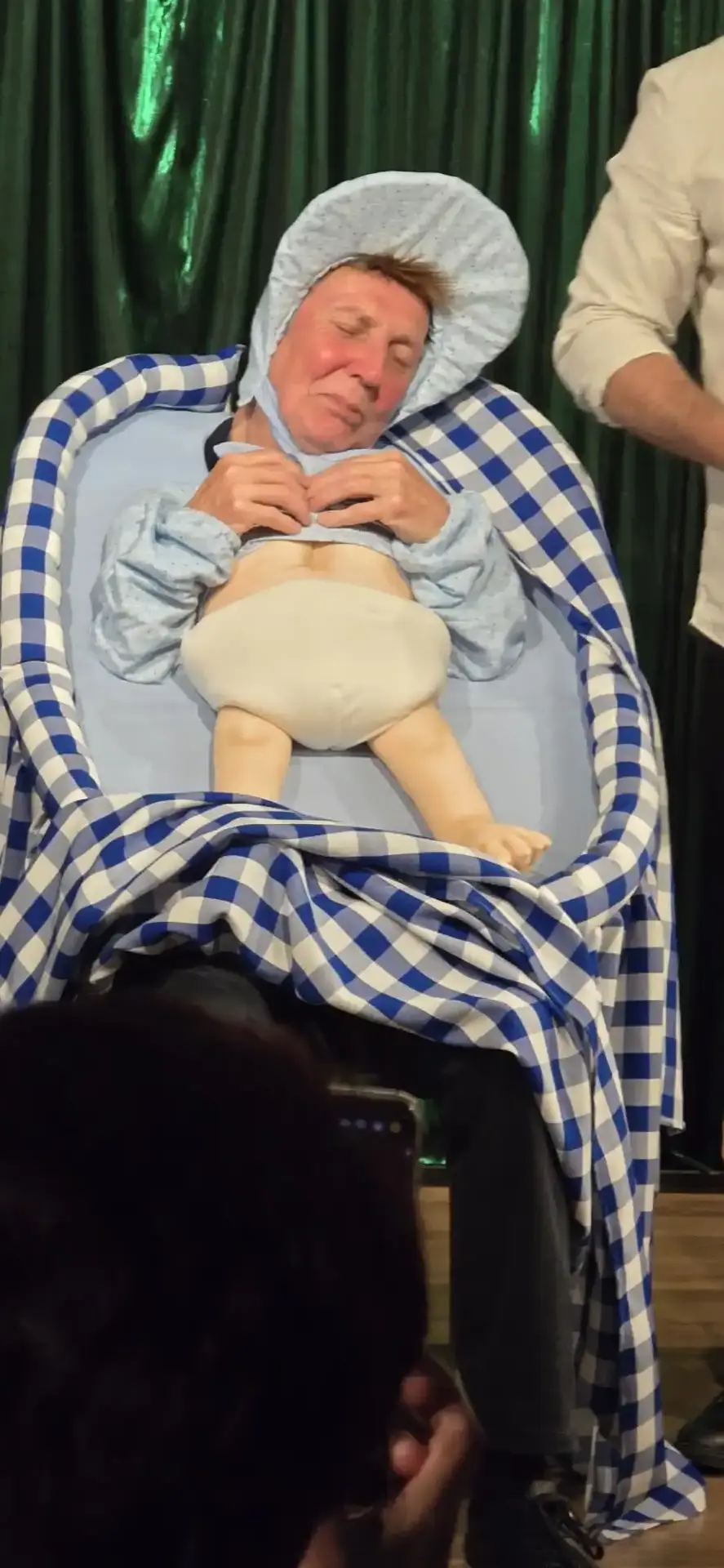 Sur scène, une comédienne déguisée en bébé pendant une pièce de théâtre